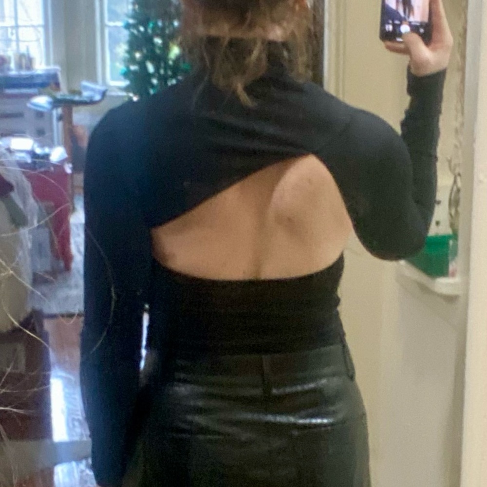 Black thin sleek Turtleneck Long Sleeve Top with cutout back - Picture 2 of 8